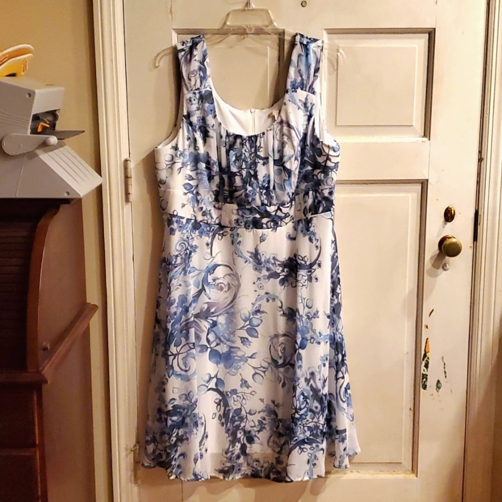 Signature Ella 22W blue & white floral dress